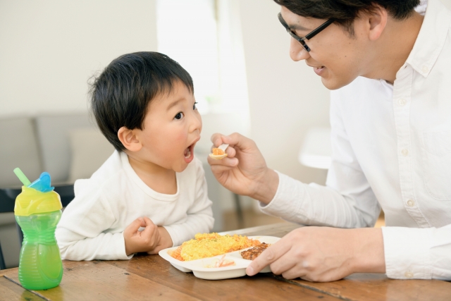 ご飯を食べる子供