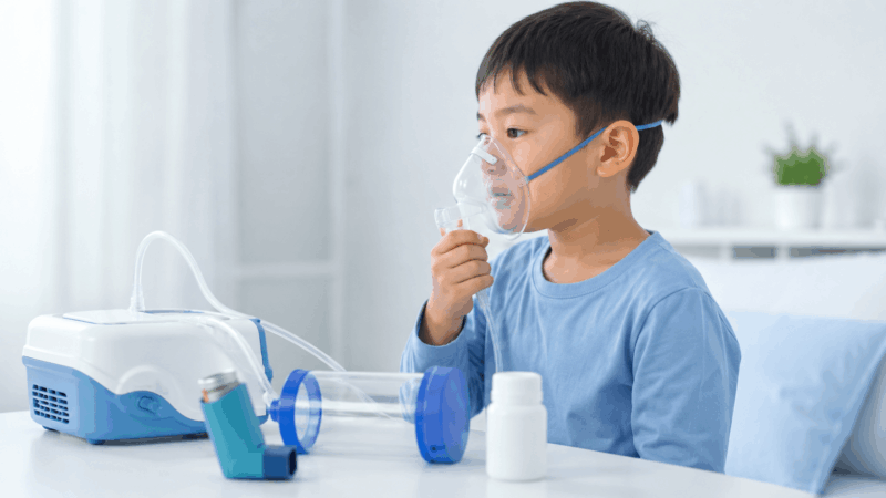喘息の治療を受ける男の子