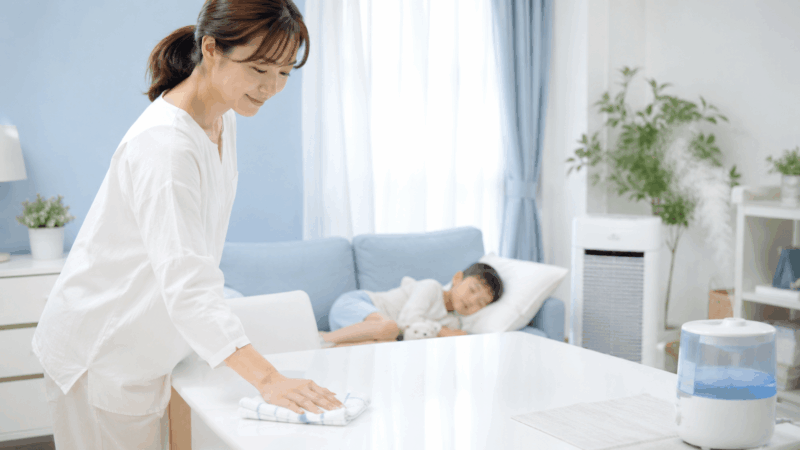 部屋をきれいにするお母さん