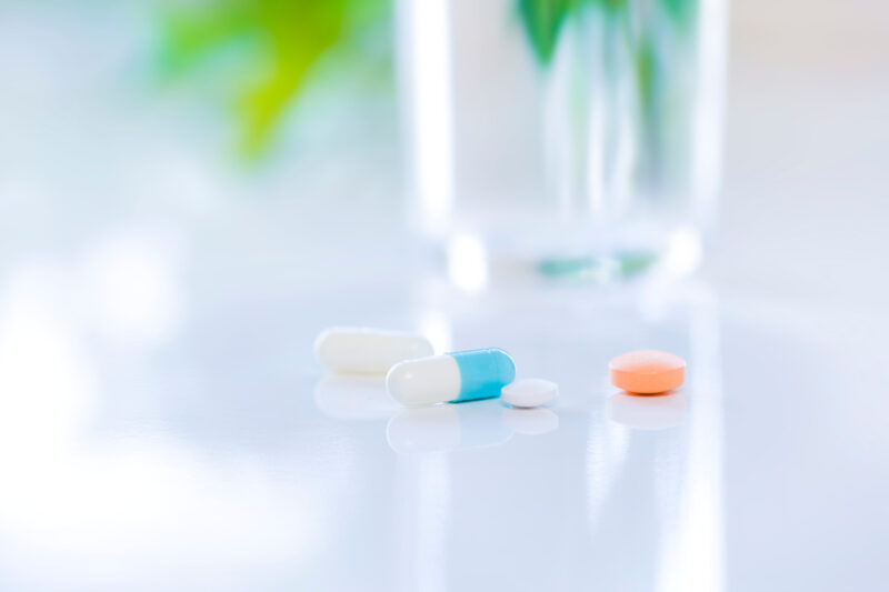 テーブルに置いた飲み薬