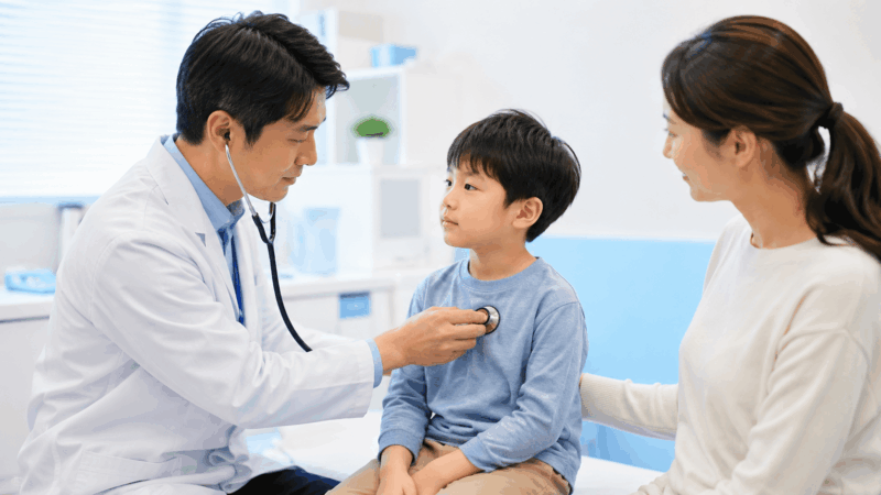 検査を受ける男の子と医師
